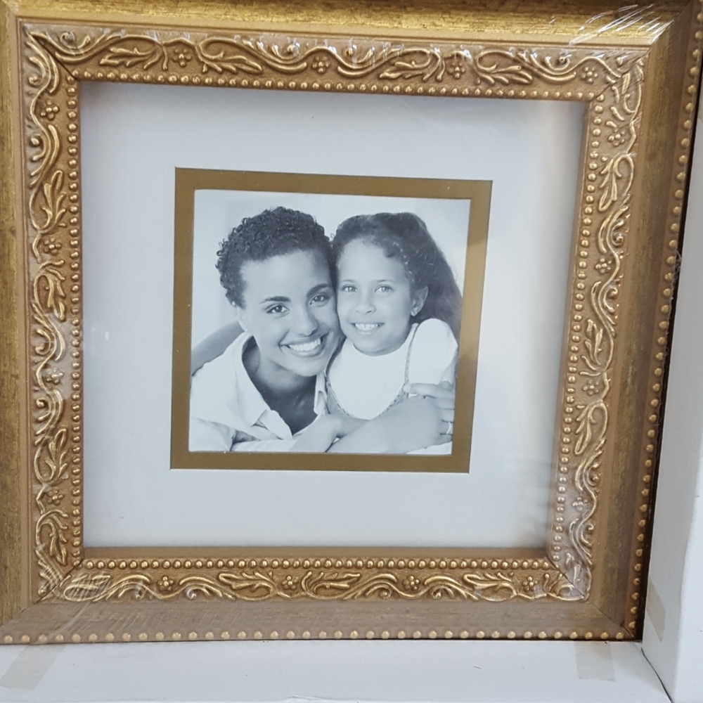 Gold accented frames - Picture 3 of 3